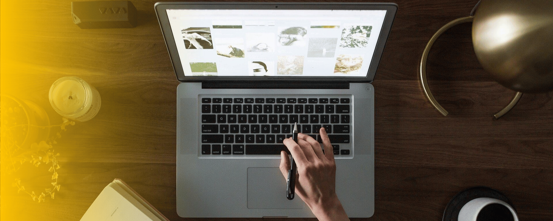 Person arbeitet am Laptop an der Optimierung einer Corporate Website, um die Nutzererfahrung zu verbessern und die Online-Präsenz zu stärken.