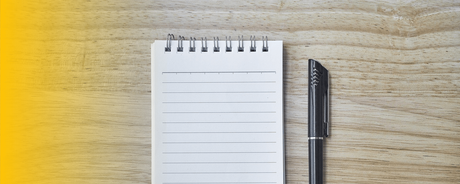 Notizblock und Stift auf einem Schreibtisch – Symbole für klassische Pressearbeit und das Verfassen von Pressemitteilungen in der digitalen Kommunikation.