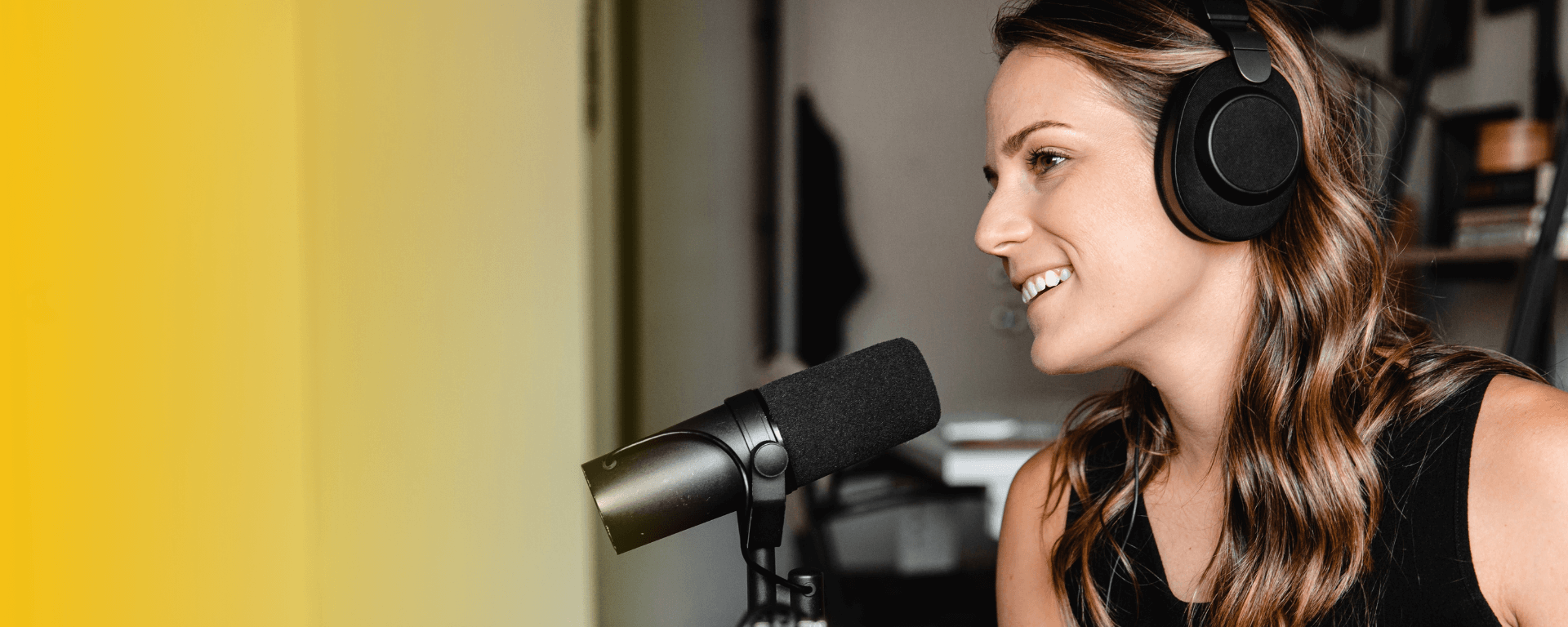 Eine Frau nimmt einen Podcast auf.